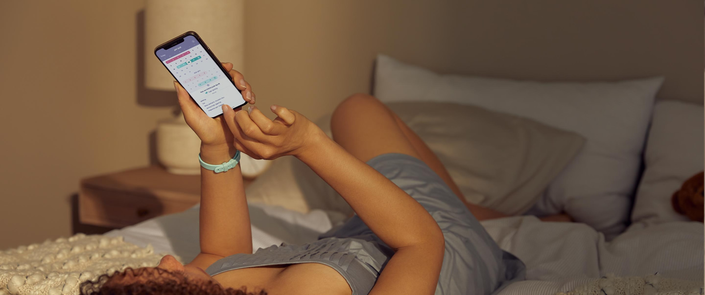 Frau sieht sich die Ava App an