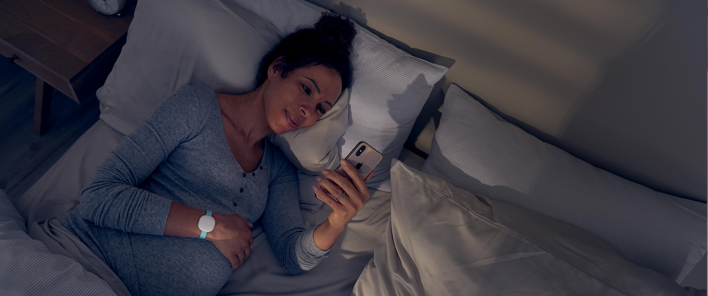 Frau auf dem Bett